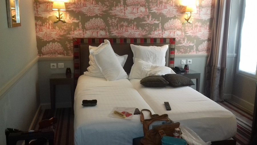 Hotel des Comedies — Guest room