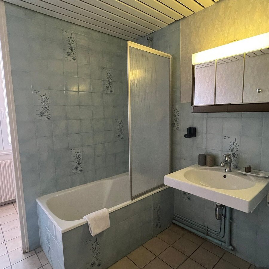 Hotel des Cymaises — Bathroom