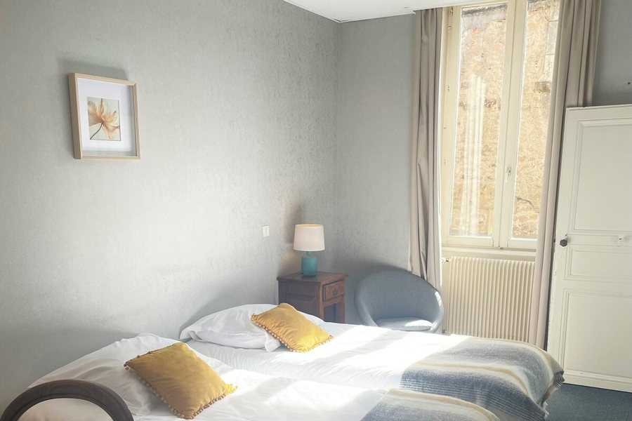 Hotel des Cymaises — Guest room