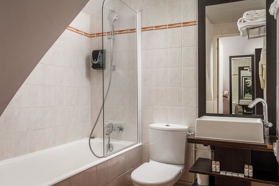Hotel des Deux Continents — Bathroom