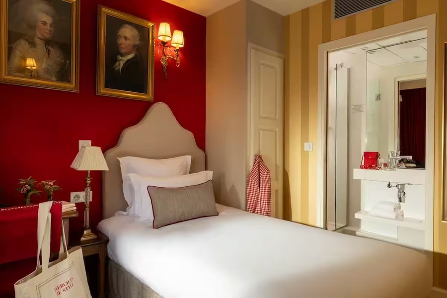 Hotel des Deux Continents — Guest room