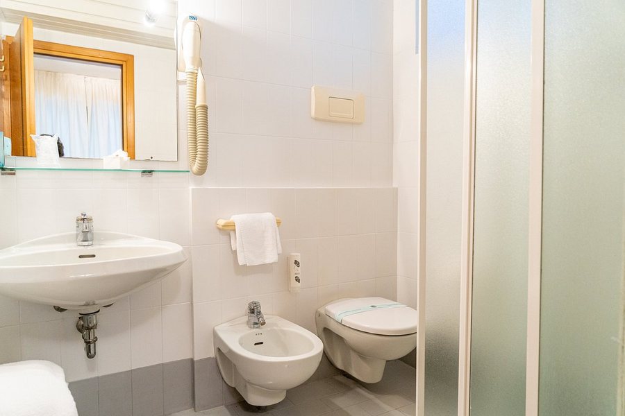Hotel Desiree — Bathroom