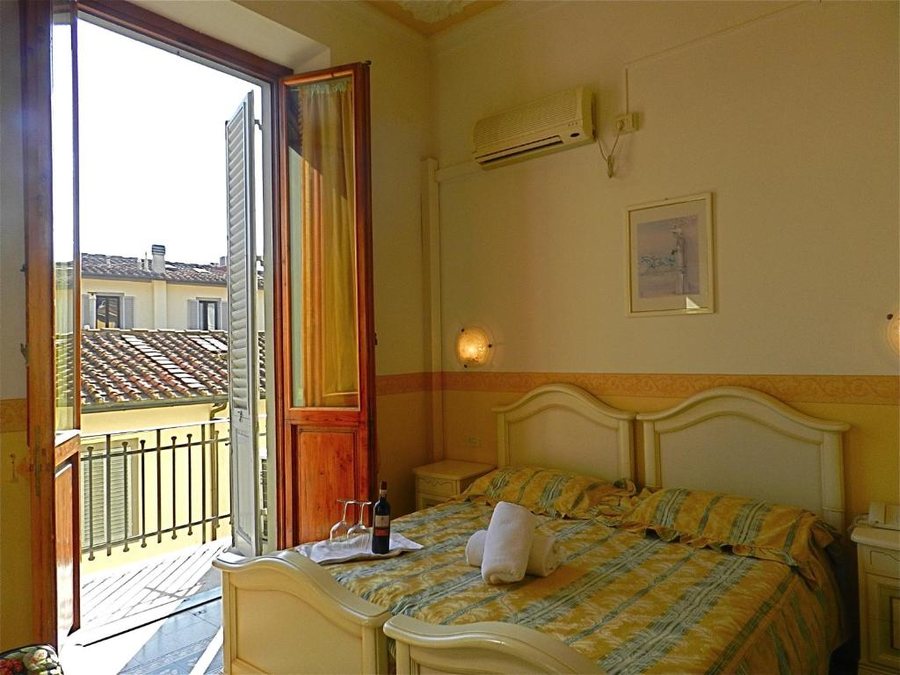 Hotel Desiree — Guest room