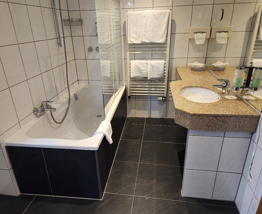 Hotel Deville Staufen — Bathroom