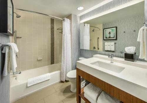 Hotel Dewey — Bathroom