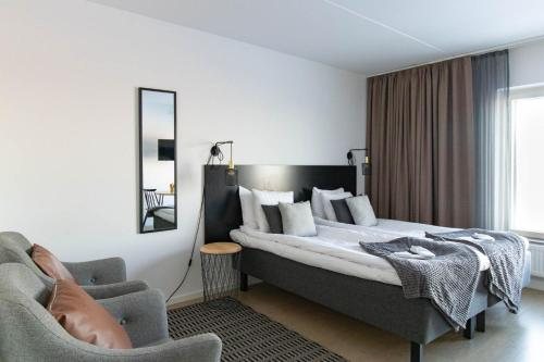 Hotel Dialog — Guest room