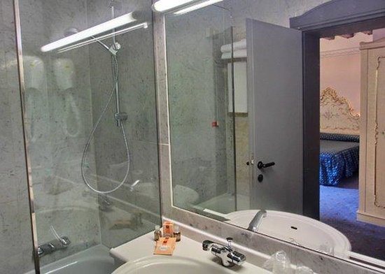 Hotel Diana — Bathroom
