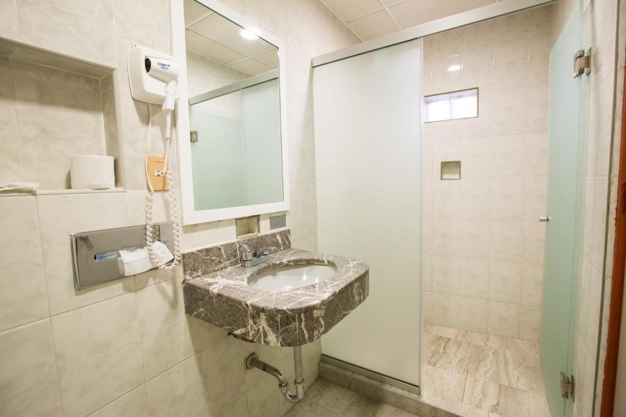 Hotel Diligencias — Bathroom