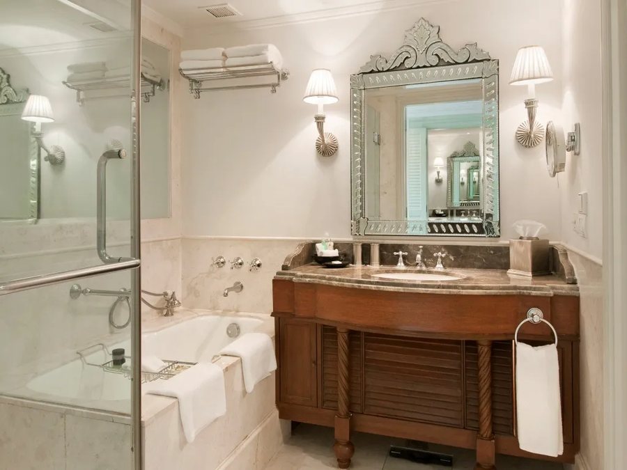 Hotel Diplomat — Bathroom