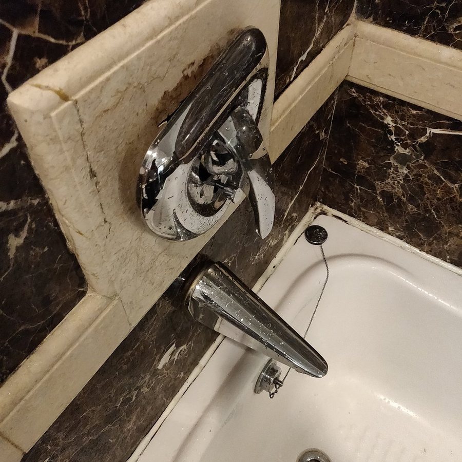 Hotel Diplomat — Bathroom