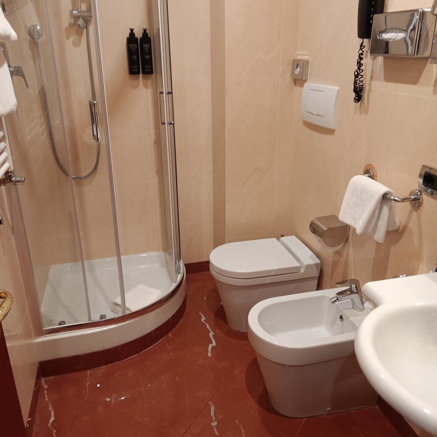 Hotel Diplomatic — Bathroom