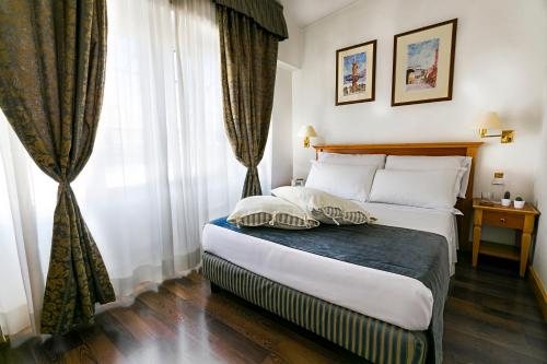 Hotel Diplomatic — Guest room