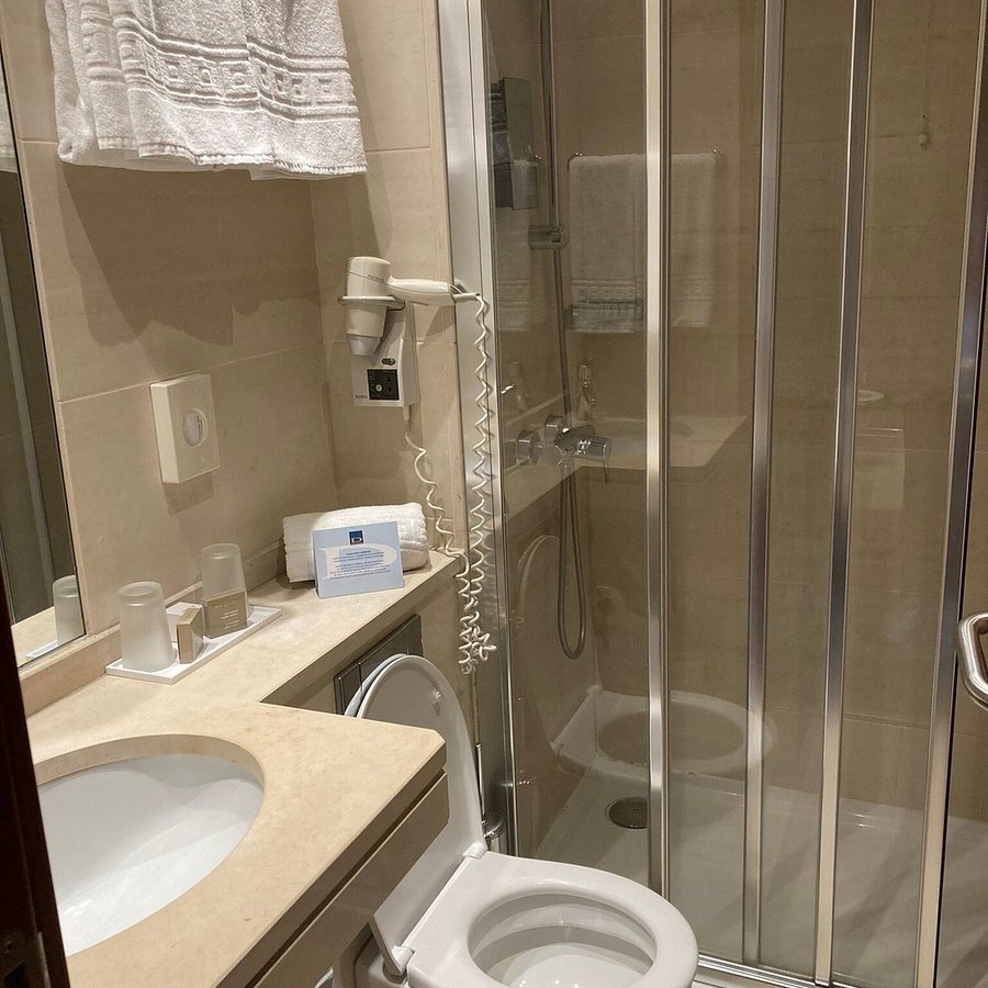 Hotel Dom Carlos Park — Bathroom