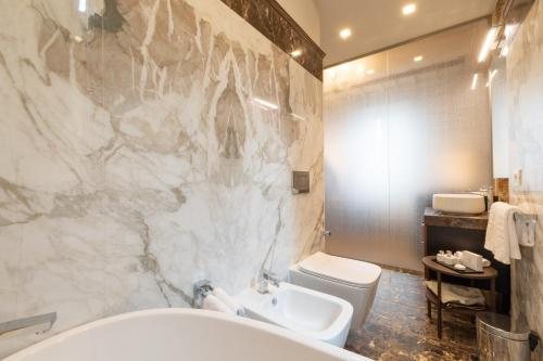 Hotel Donatello — Bathroom