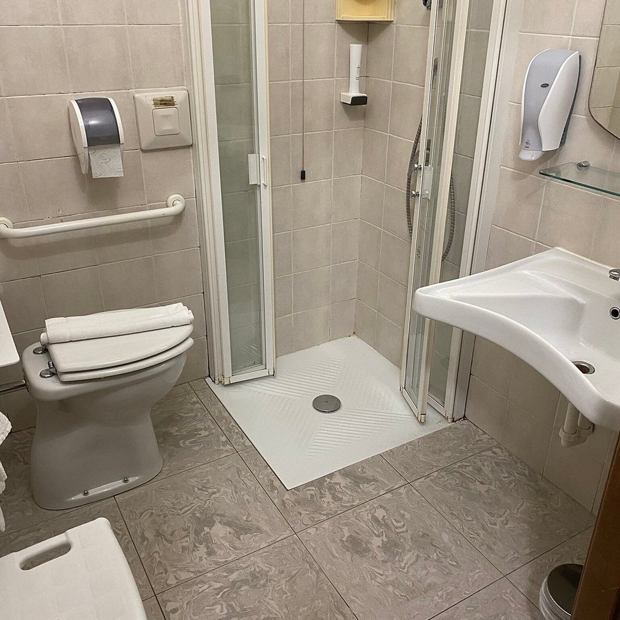 Hotel Dore — Bathroom
