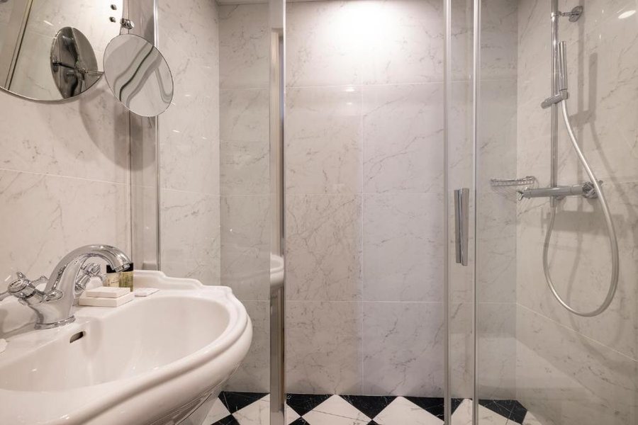 Hotel du Champ de Mars — Bathroom