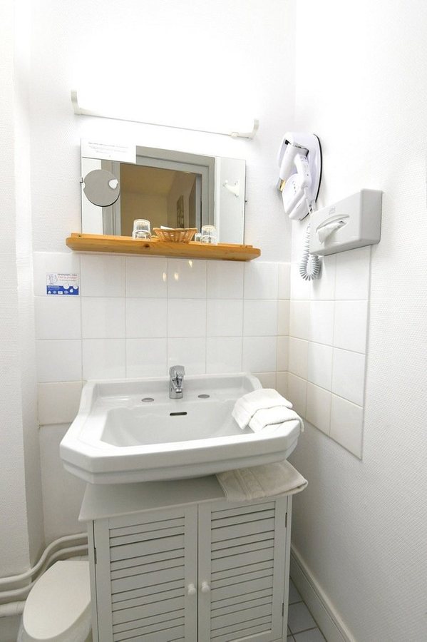 Hotel du Chateau — Bathroom