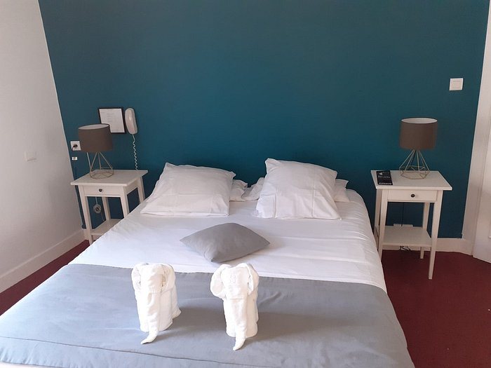 Hotel du Chateau — Guest room
