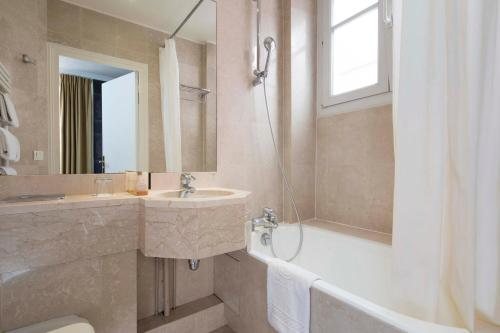 Hotel du Danube Saint Germain — Bathroom