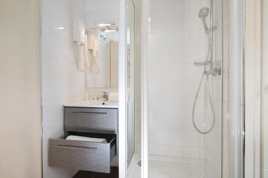 Hotel Du Lion — Bathroom