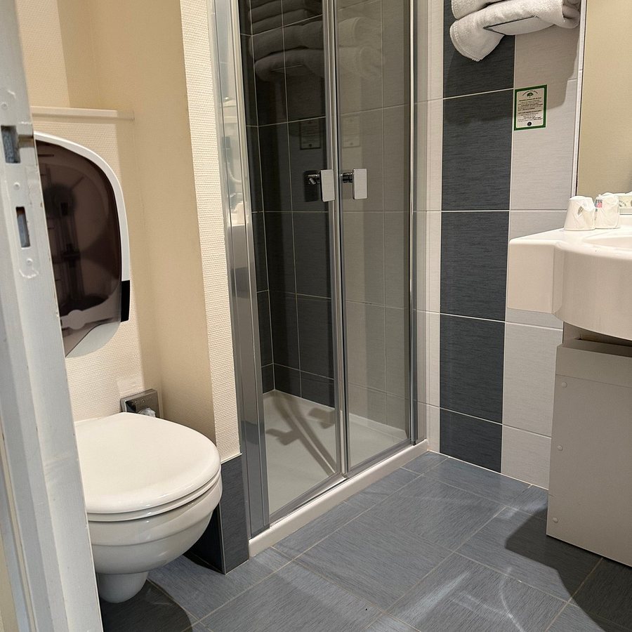 Hotel Du Louvre Cherbourg — Bathroom