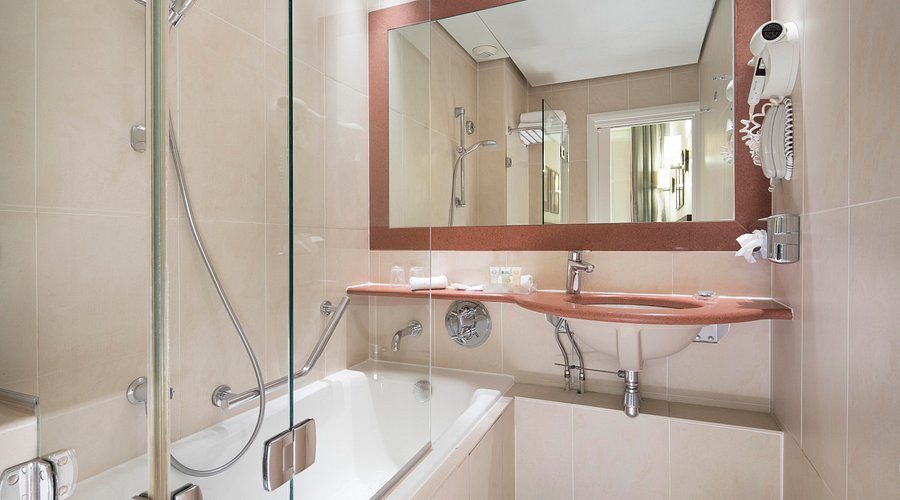 Hotel du Louvre — Bathroom