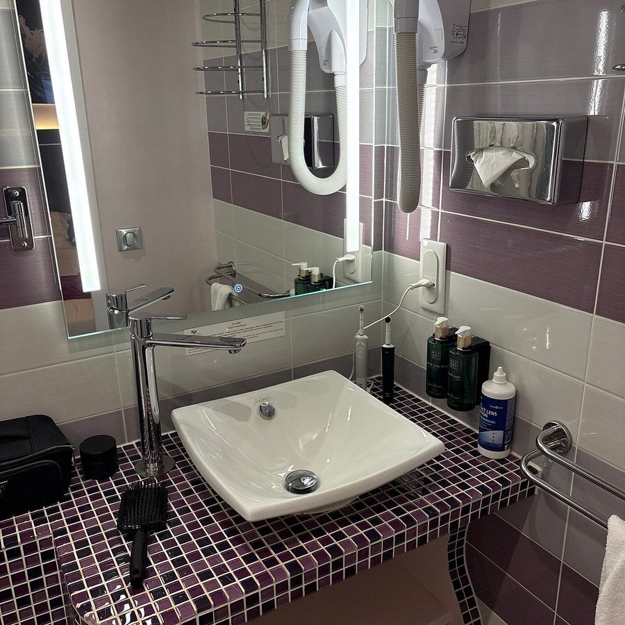 Hotel du Plat d Etain — Bathroom