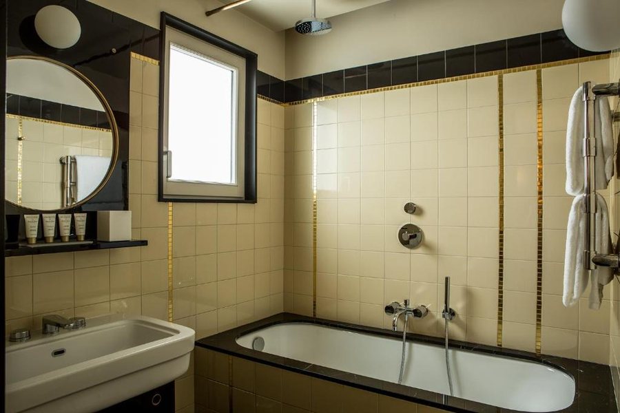 Hotel du Rond Point des Champs Elysees Esprit de France — Bathroom