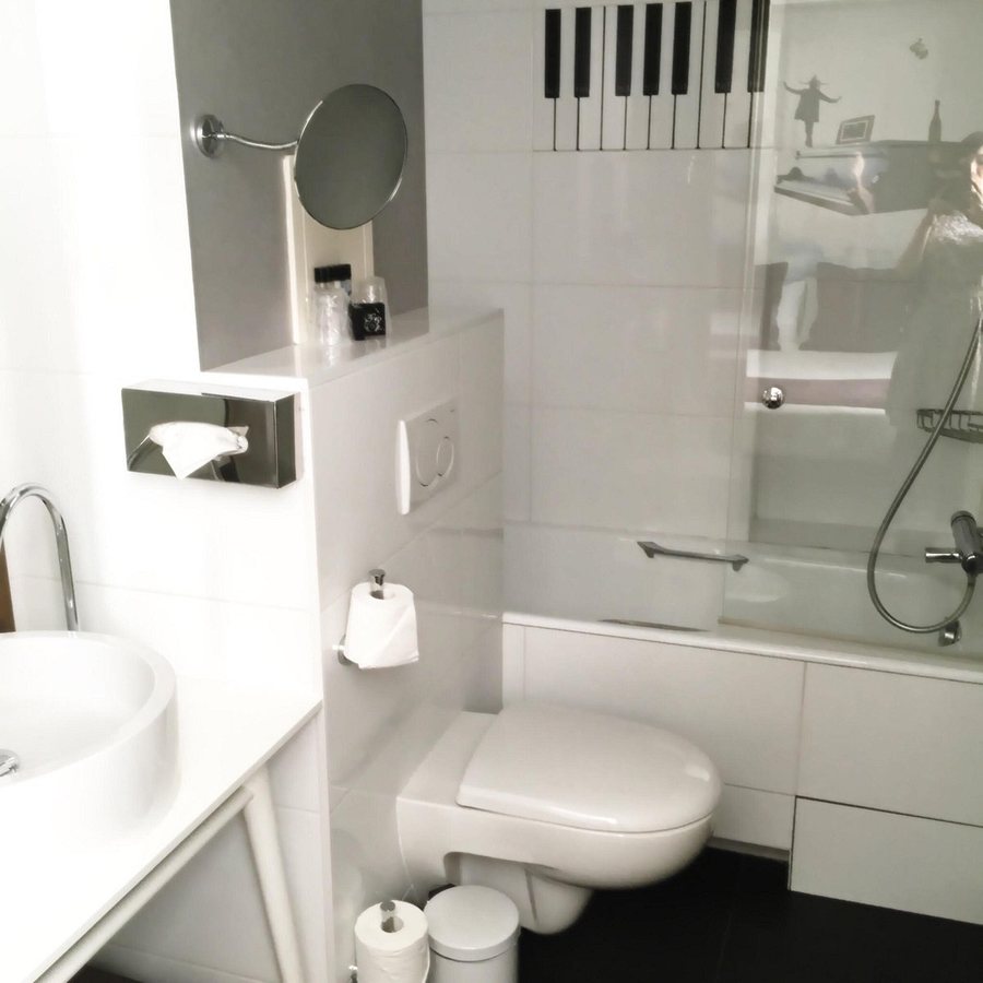 Hotel du Triangle d Or — Bathroom