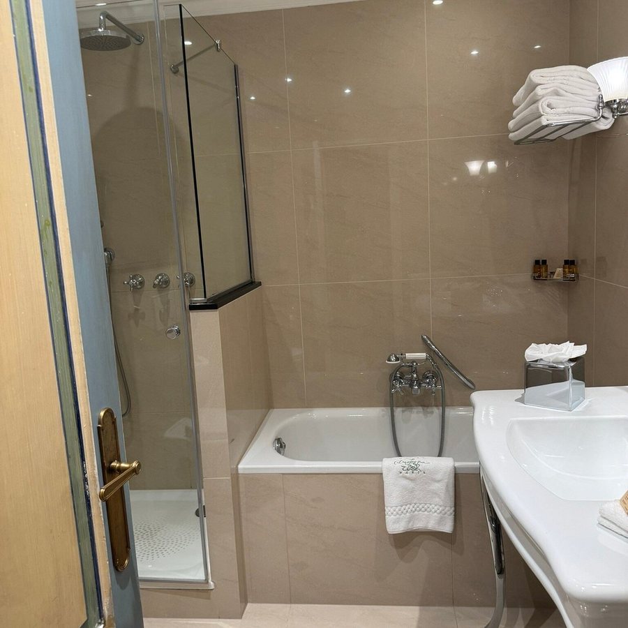 Hotel Duc de Saint Simon — Bathroom