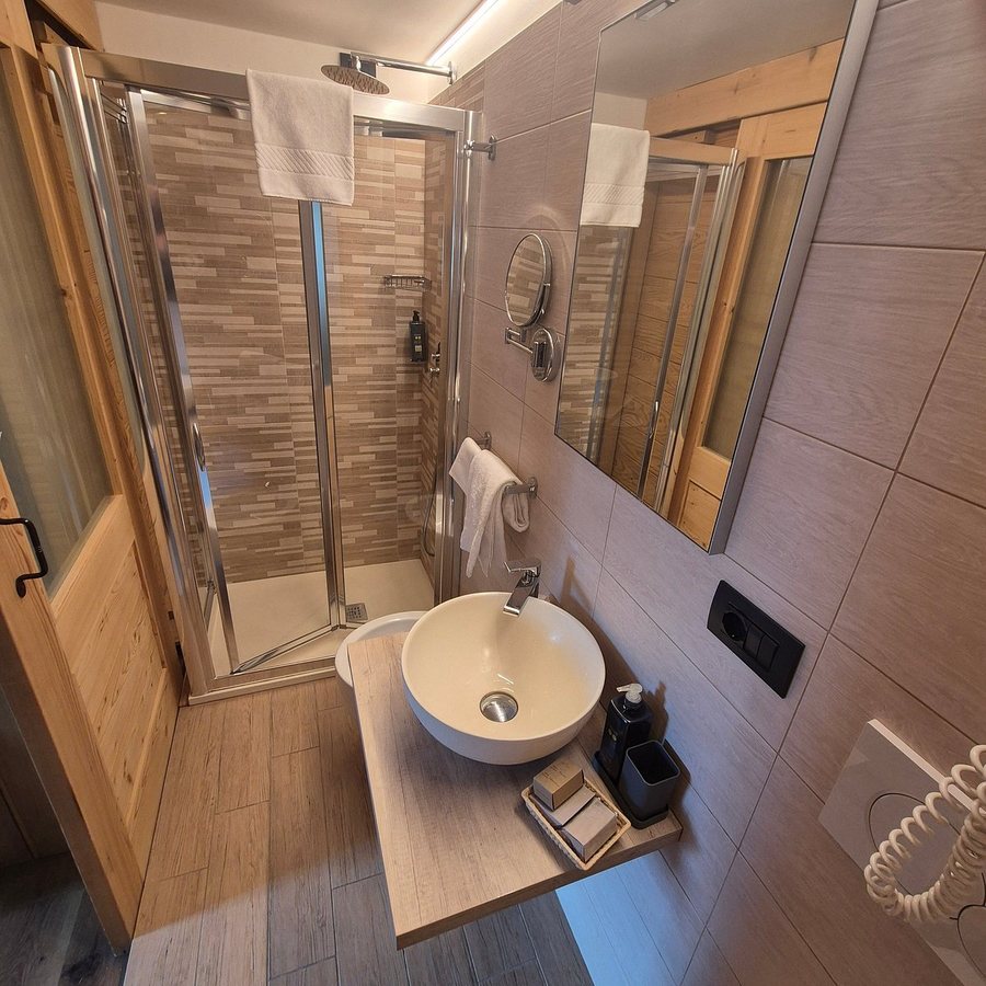 Hotel Edelweiss — Bathroom