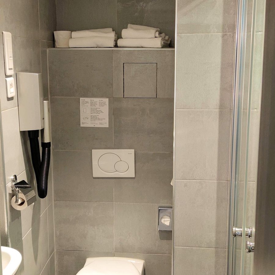Hotel Eden Paris — Bathroom