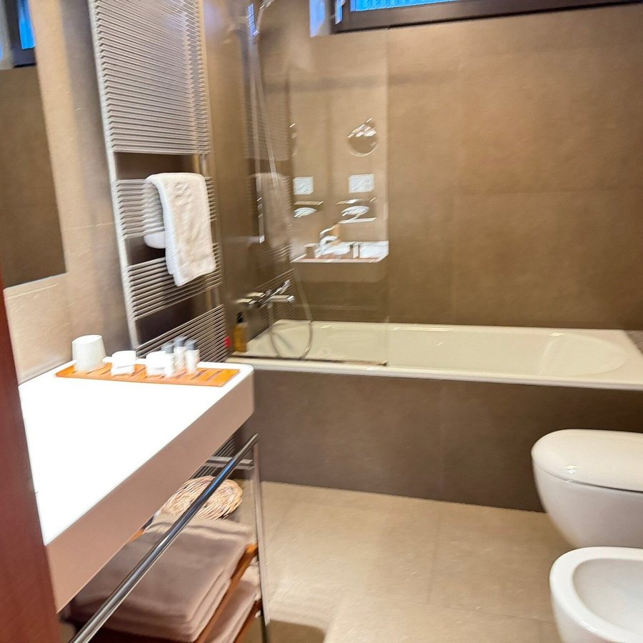Hotel Eden — Bathroom