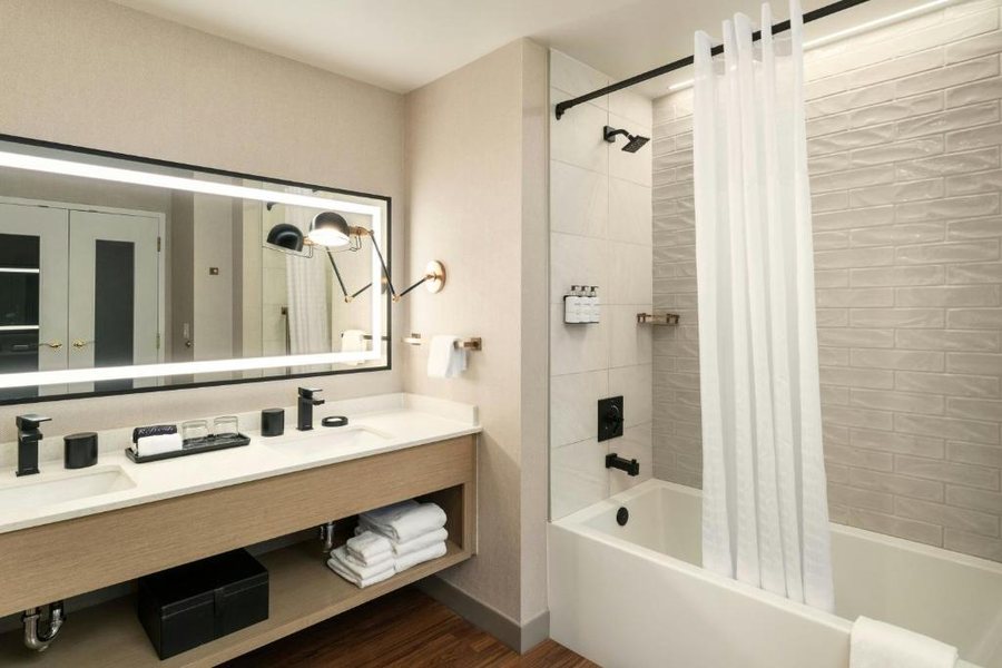 Hotel Effie Sandestin Autograph Collection — Bathroom