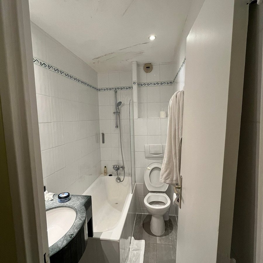 Hotel Eiffel Blomet — Bathroom