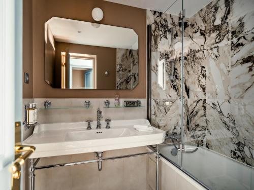 Hotel Eiffel Seine Paris Ile de France — Bathroom