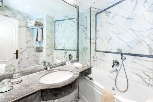 Hotel Eiffel Trocadero — Bathroom