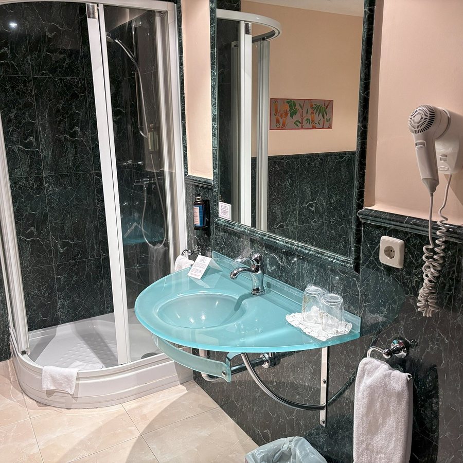 Hotel El Rancho — Bathroom
