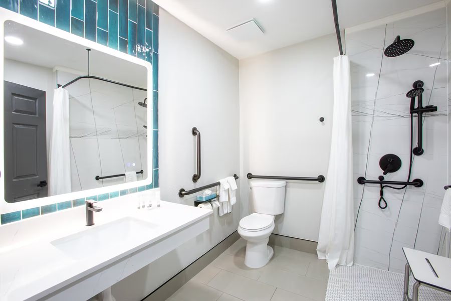 Hotel Elev8 Flagstaff Trademark Collection by Wyndham — Bathroom