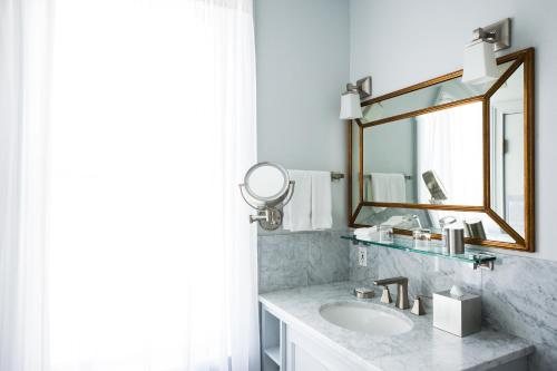 Hotel Ella — Bathroom