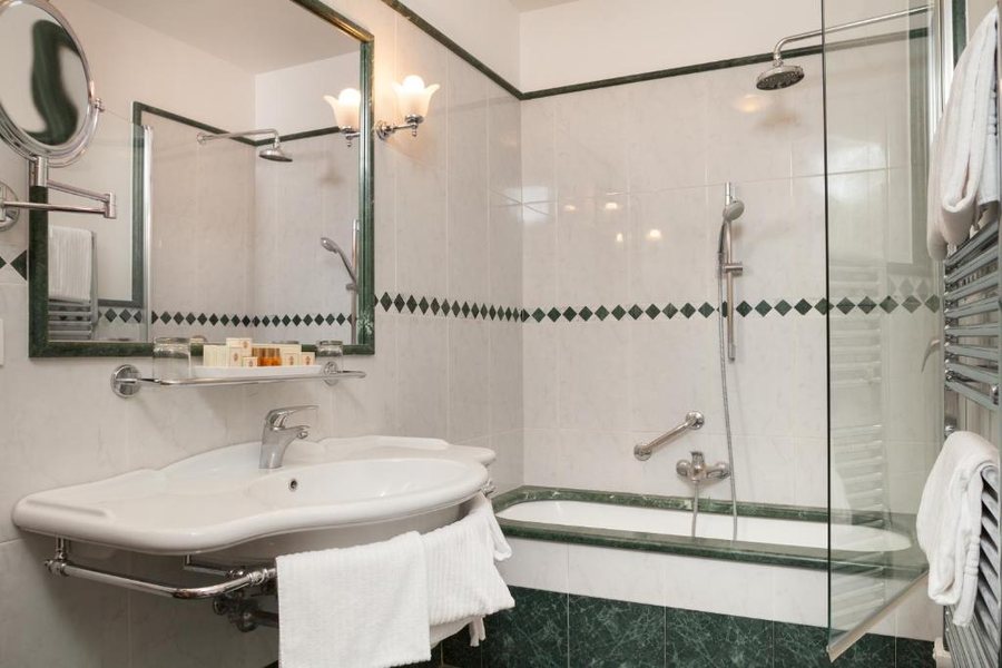 Hotel Embassy — Bathroom