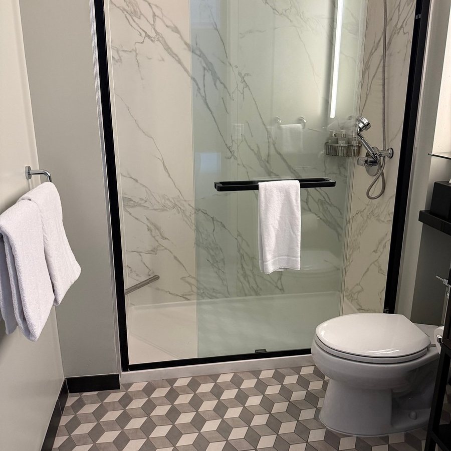 Hotel Emblem San Francisco — Bathroom