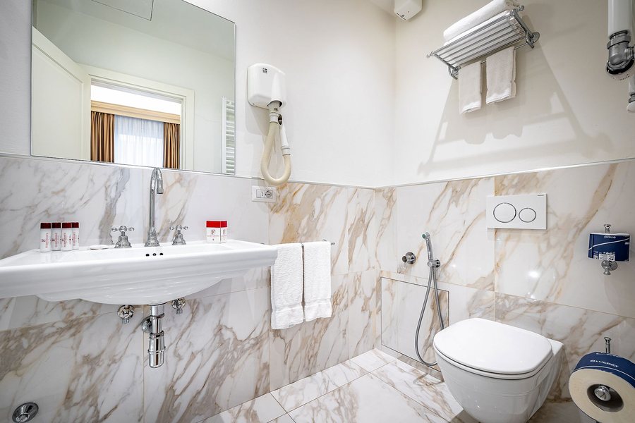 Hotel Emma — Bathroom