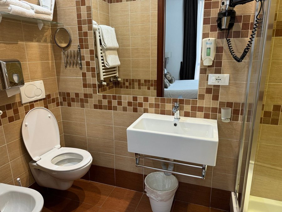 Hotel Ester — Bathroom
