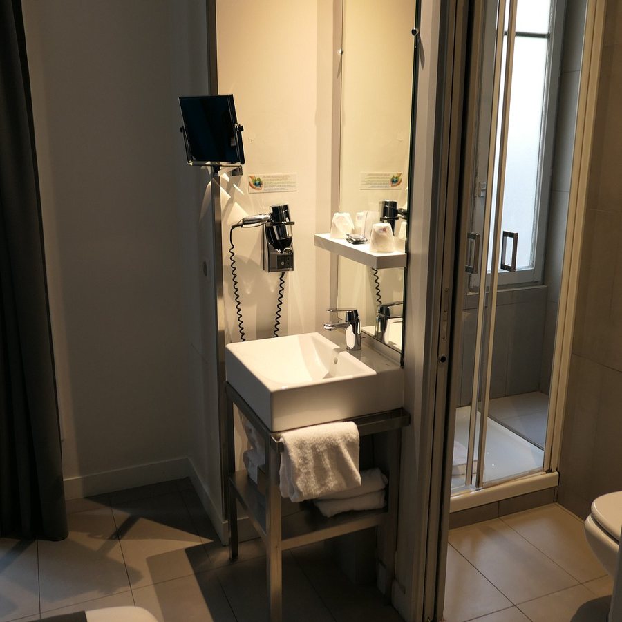 Hotel Etoile Maillot — Bathroom