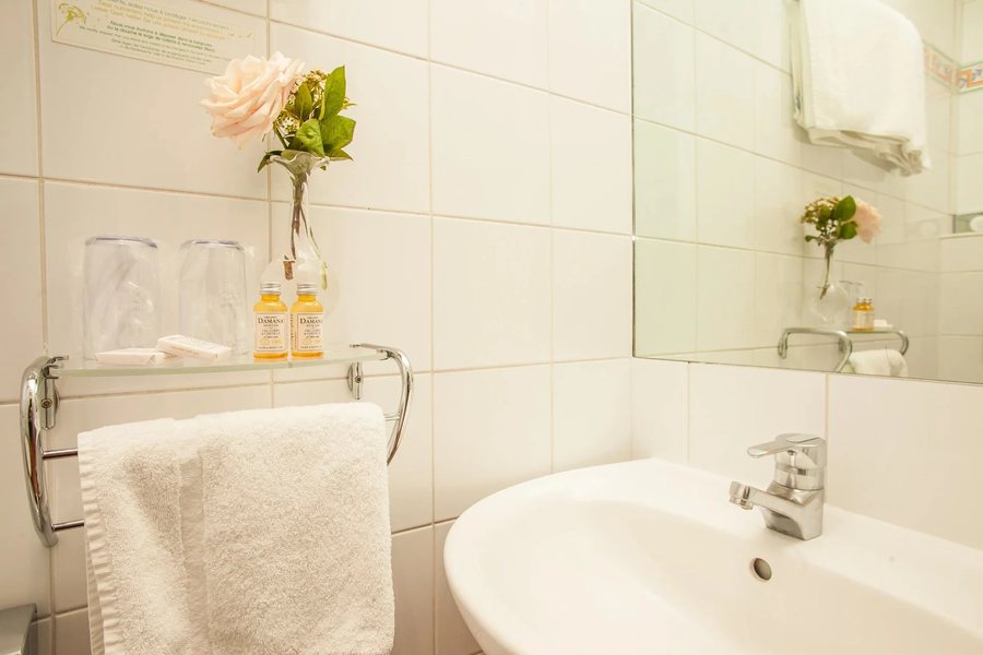 Hotel Europe Saint Severin Paris Ile de France — Bathroom