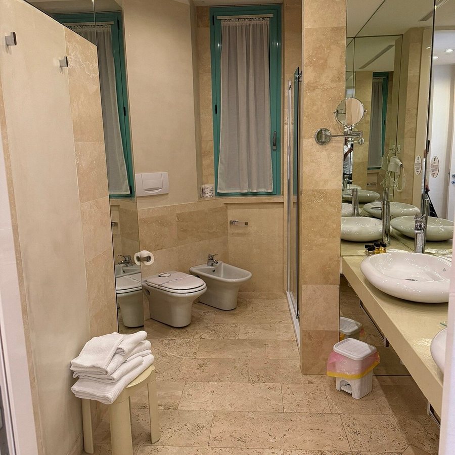 Hotel Excelsior Magenta — Bathroom