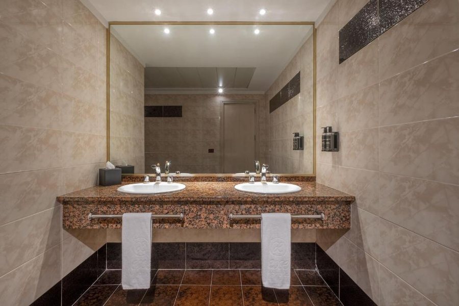 Hotel Exe Boston — Bathroom