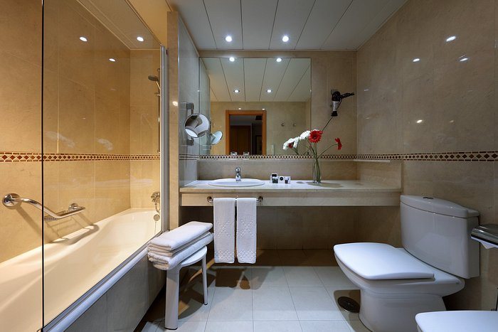 Hotel Exe Plaza — Bathroom