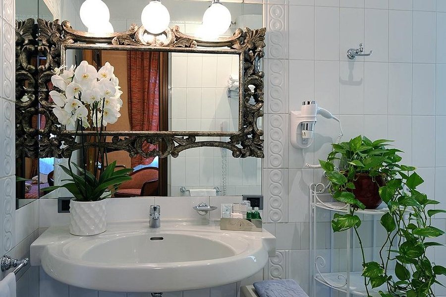 Hotel Farnese — Bathroom
